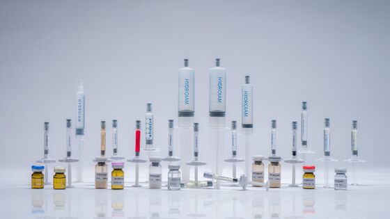 Preenchedor dérmico de ácido hialurônico reticulado viscoelástico que oferece ótima integração tecidual e efeitos de hidratação prolongados